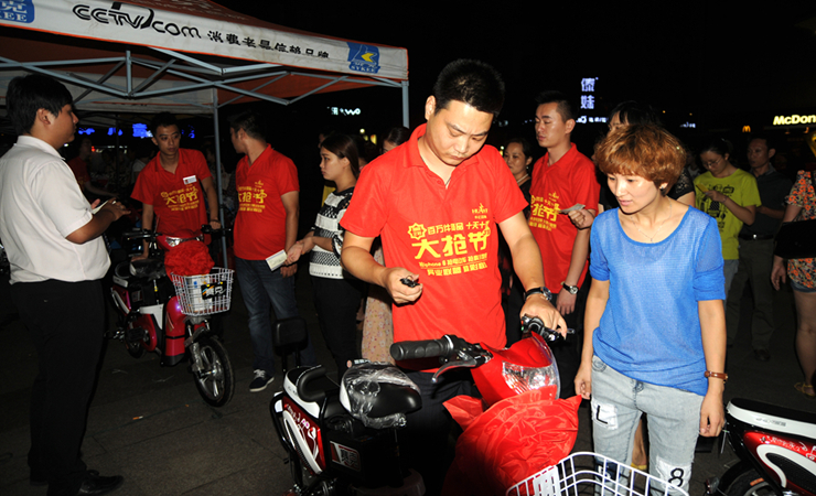 顧客開心領取電動車