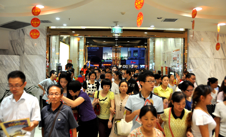人潮涌入華億國際