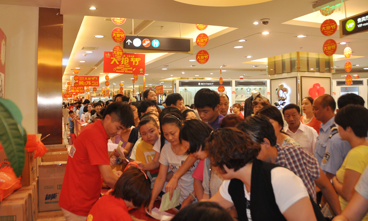 消費者排隊領取禮品