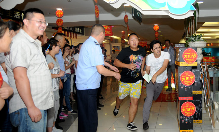 顧客快速沖向禮品臺