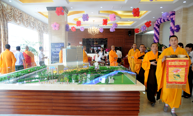 九華山法師們為繁昌華億廣場營銷中心開光祈福