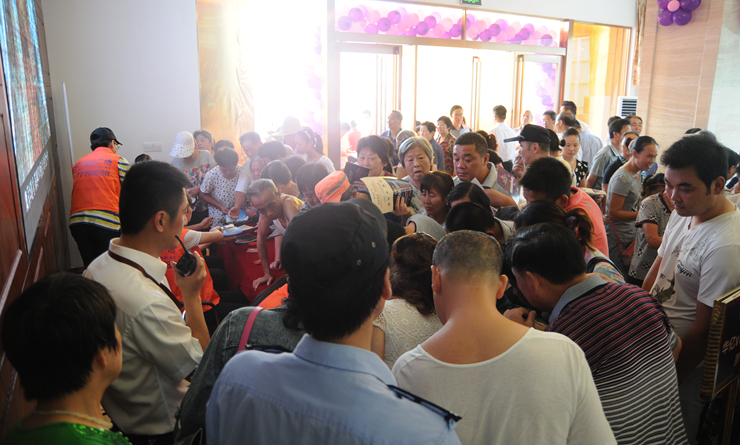 繁昌市民排隊辦理VIP會員卡