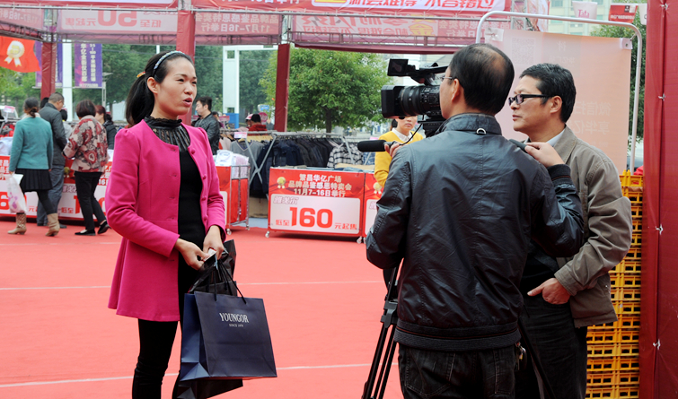 特賣會現(xiàn)場繁昌消費者接受采訪