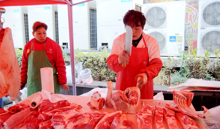 工作人員現(xiàn)場(chǎng)分解新鮮肉品