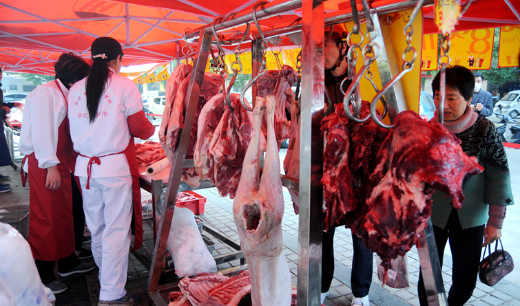 現(xiàn)場(chǎng)分解切割消費(fèi)者買(mǎi)的放心