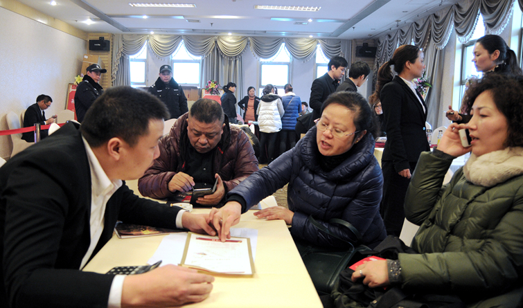 意向客戶與置業顧問交流,了解商鋪情況