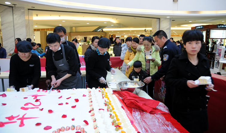 顧客免費品嘗華億國際店慶蛋糕