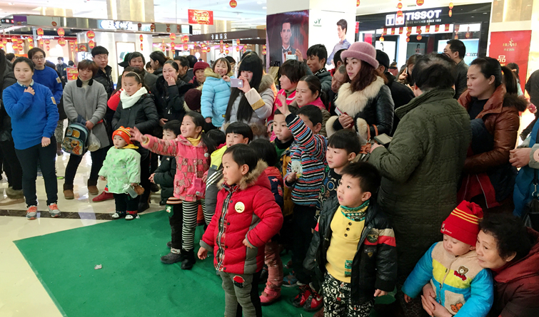 試營業(yè)當(dāng)天商場內(nèi)舉行的趣味活動吸引了眾多消費者參與