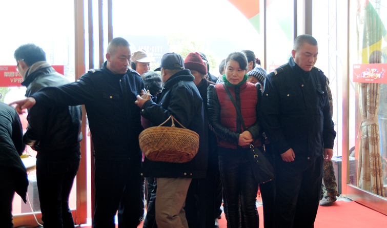 繁昌市民排隊辦理繁昌華億廣場各會員卡