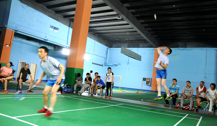 選手躍起大力殺球