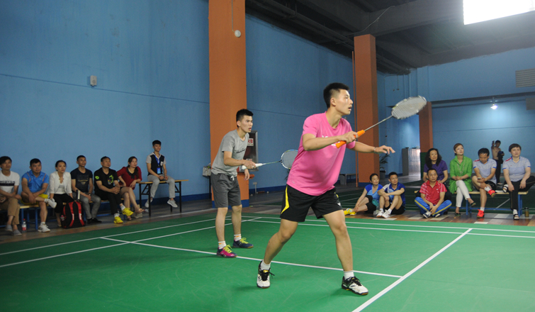 隊(duì)員們聚精會(huì)神準(zhǔn)備比賽