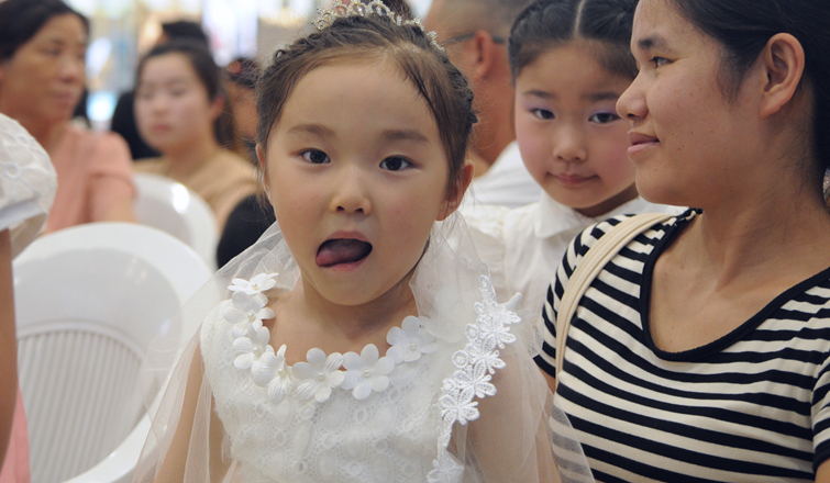 賽前小朋友面對鏡頭吐舌搞怪,可愛十足