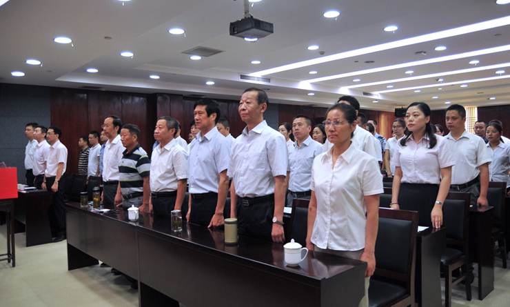 國歌聲響起,全體黨員起立