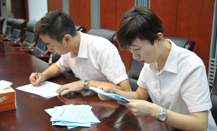 工作人員統計票數