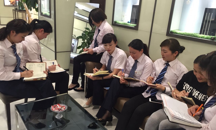 樓層管理部門開展讀書討論活動