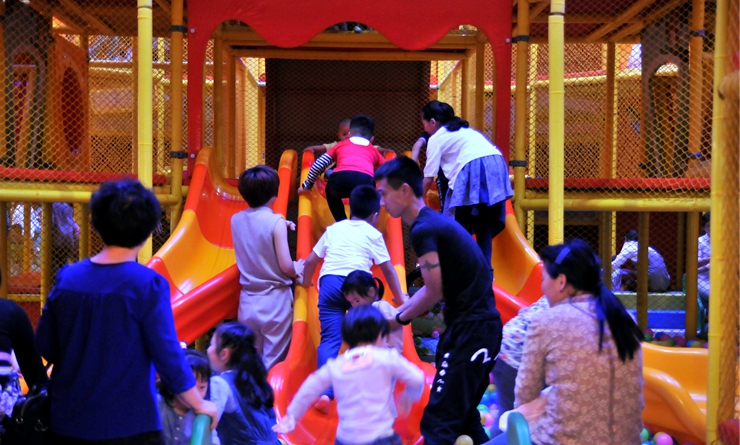 小馬王國彩虹城堡內小朋友開心玩耍