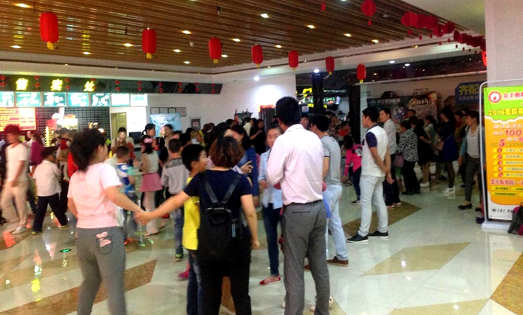 兒童節繁昌華億環球影城售票廳人頭攢動