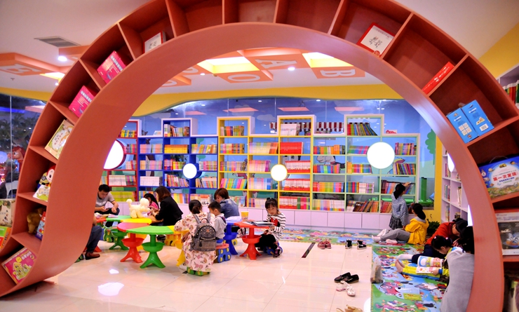 小朋友在小馬書屋讀書