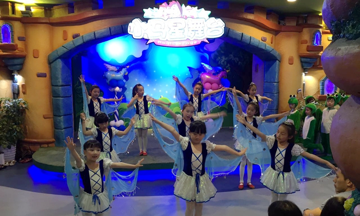 小朋友進行舞蹈表演