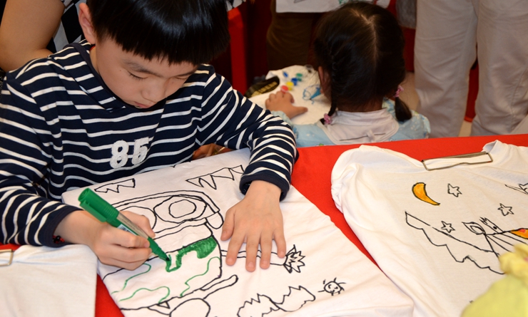 小朋友專注繪畫
