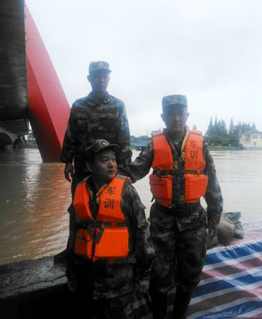 徐勇和朱萬龍在抗洪一線