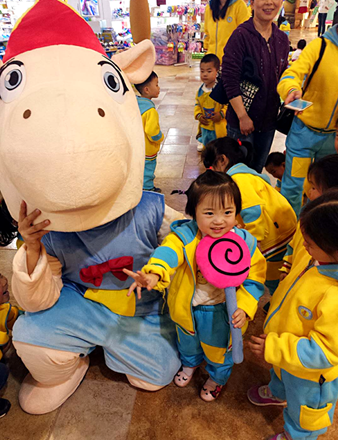 小朋友和馬小樂公仔合影