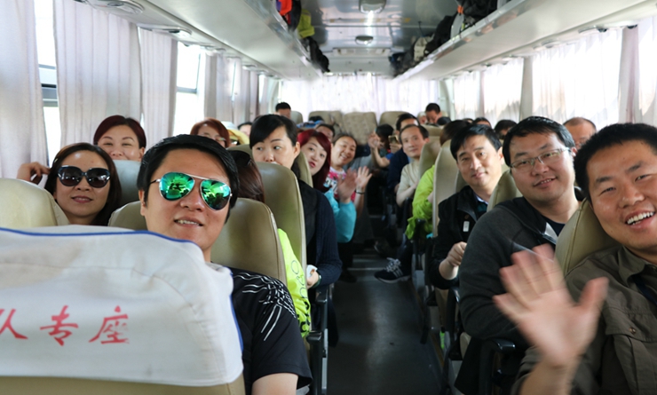 團隊乘車前往拓展營地