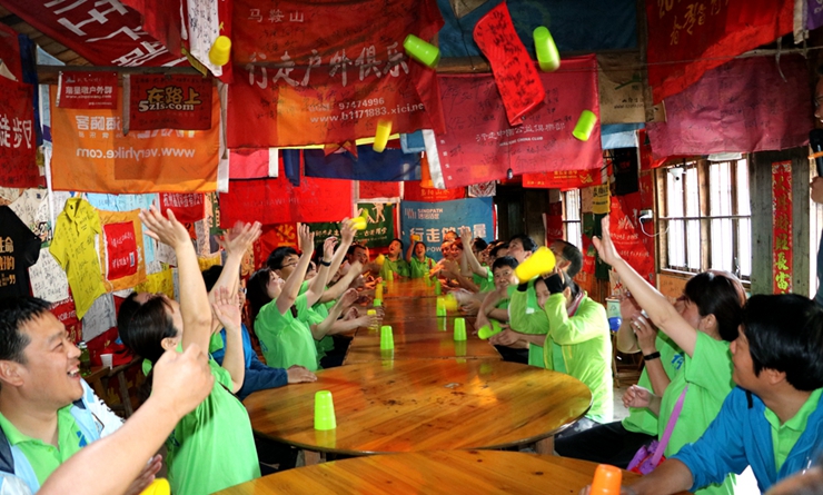 隊員參加“杯子舞”培訓課程