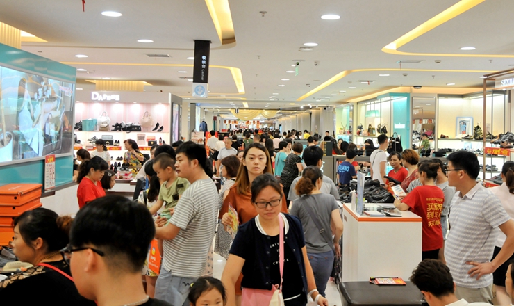 商場擠滿消費者