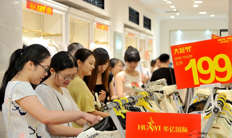 消費者挑選商品