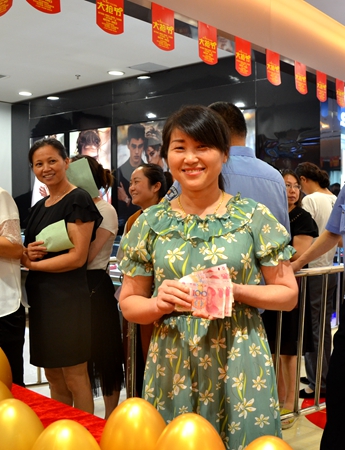 消費者參加砸金蛋贏現金大獎