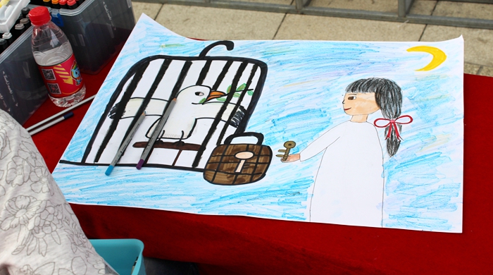 小朋友展示畫作