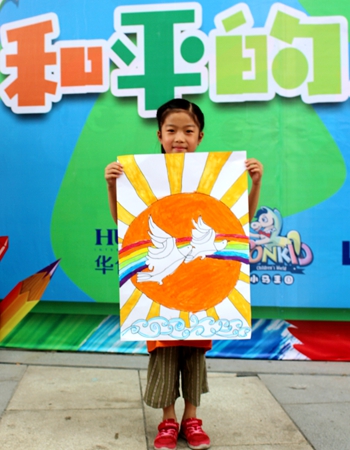 小朋友展示畫作