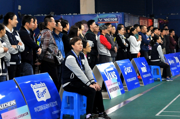 邊線裁判員專注比賽