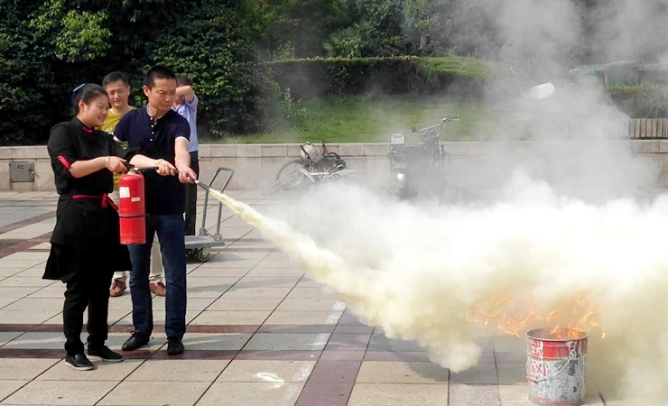 工作人員指導(dǎo)員工滅火演練