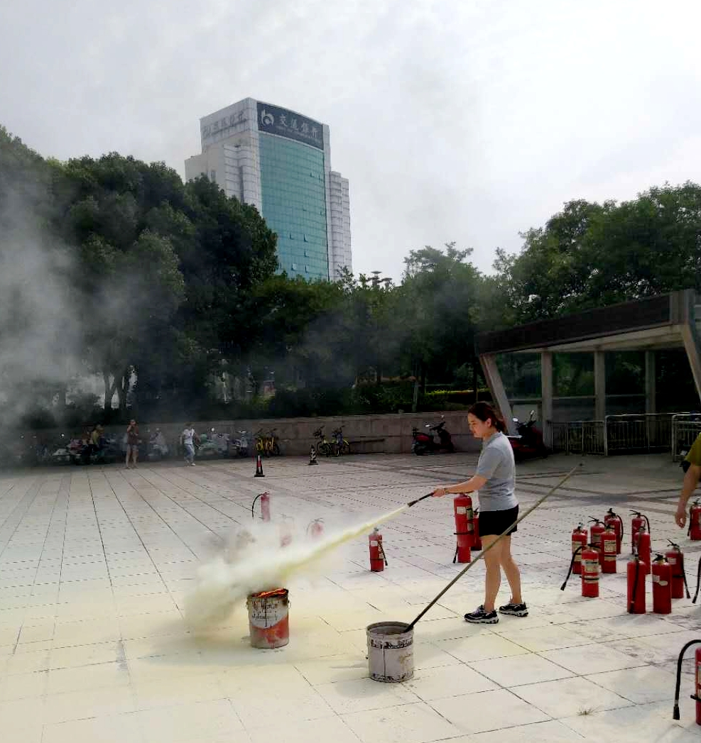 員工們進(jìn)行滅火演練