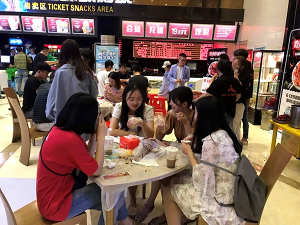 影迷開心品嘗龍蝦