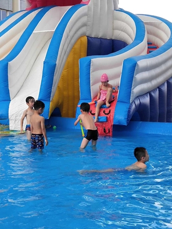 小朋友們開(kāi)心戲水