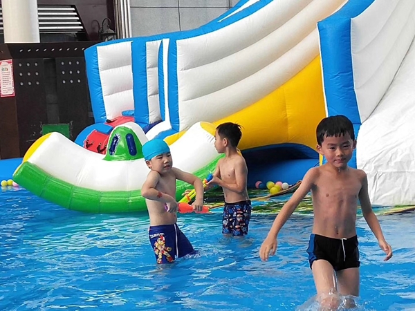 小朋友們開(kāi)心戲水