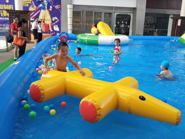 小朋友們開(kāi)心戲水